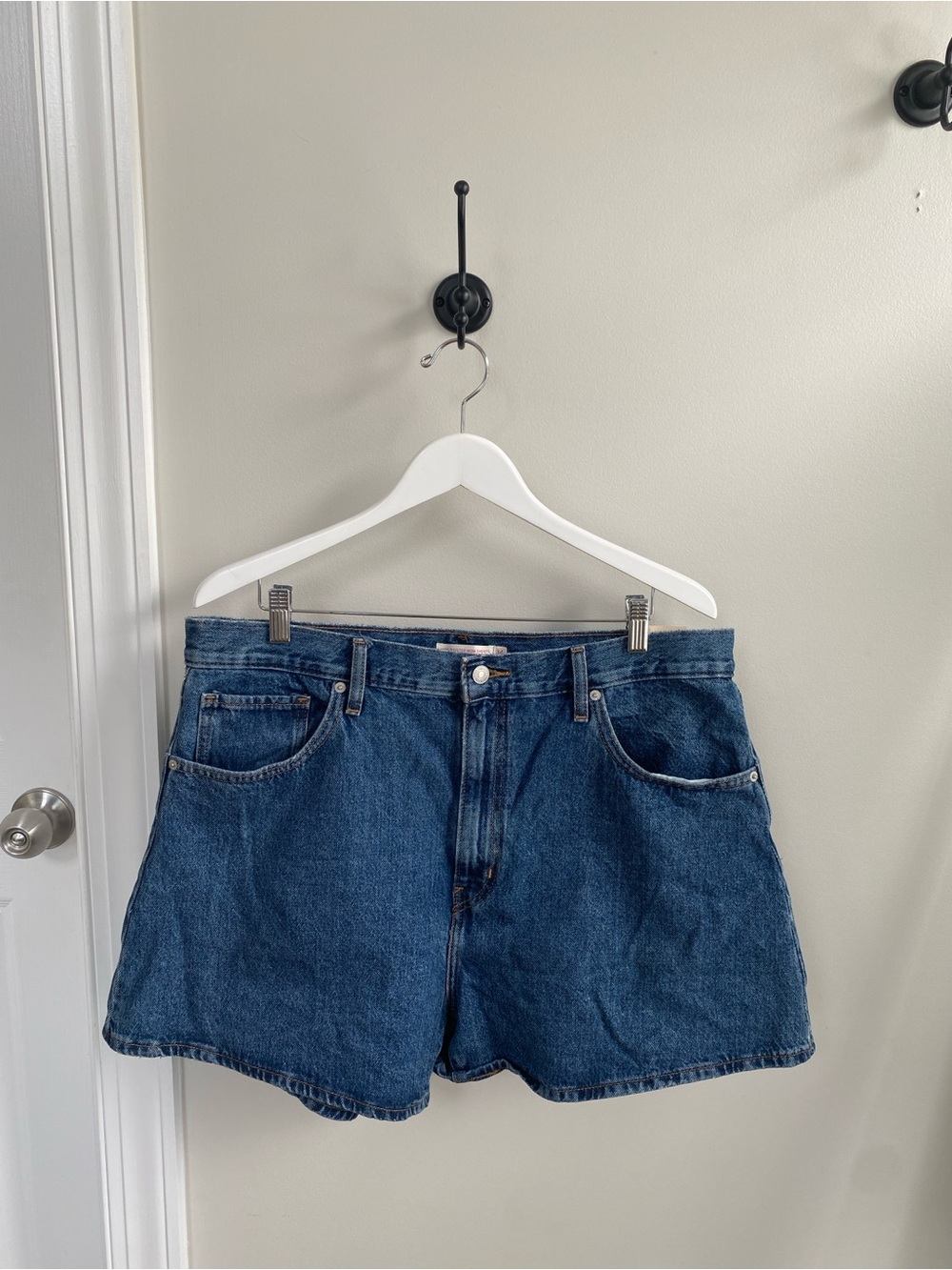 NWT Levi's Classic Blue Denim High Rise Mom Shorts